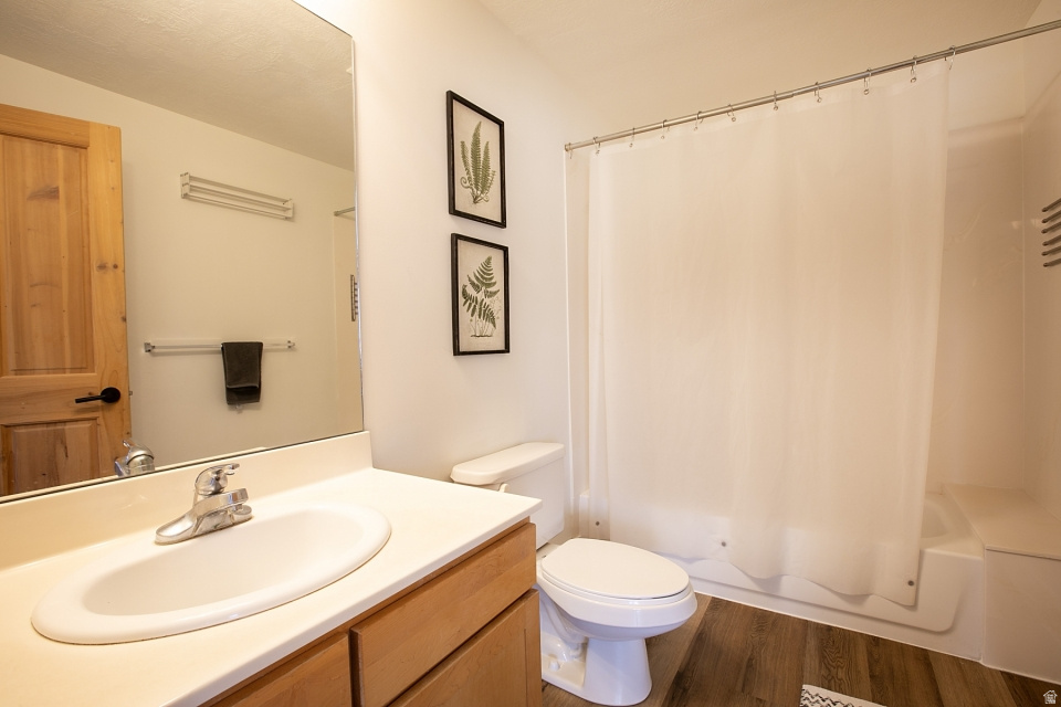 CRESTVIEW CONDOMINIUM PHASE 1 - Residential Lease