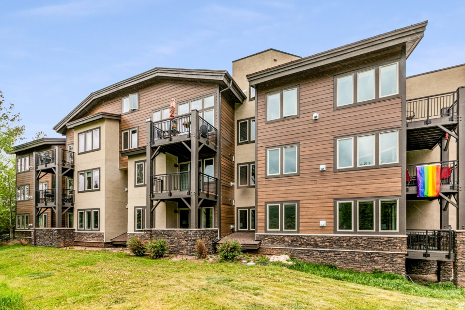CRESTVIEW CONDOMINIUM PHASE 1 - Residential Lease
