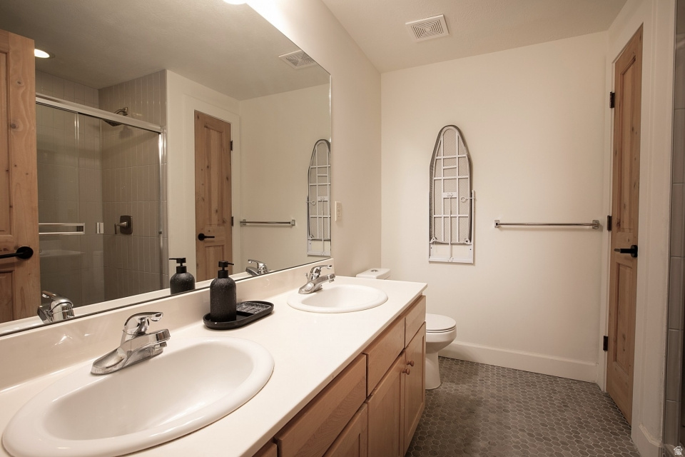 CRESTVIEW CONDOMINIUM PHASE 1 - Residential Lease