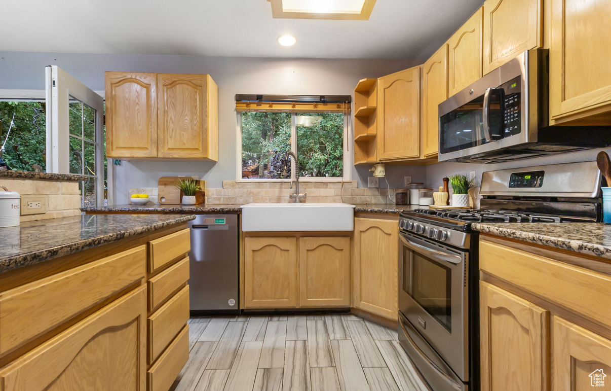 858 AVALON HILLS DR