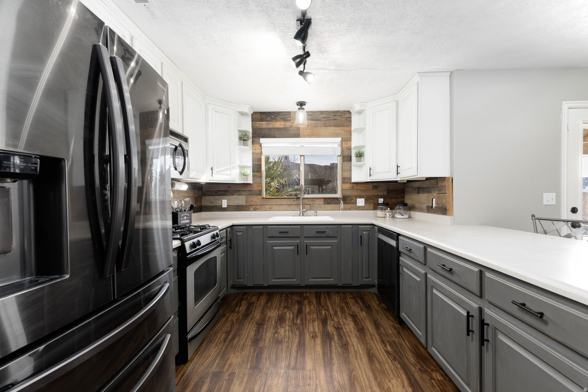 MEADOW LANE EST - Residential