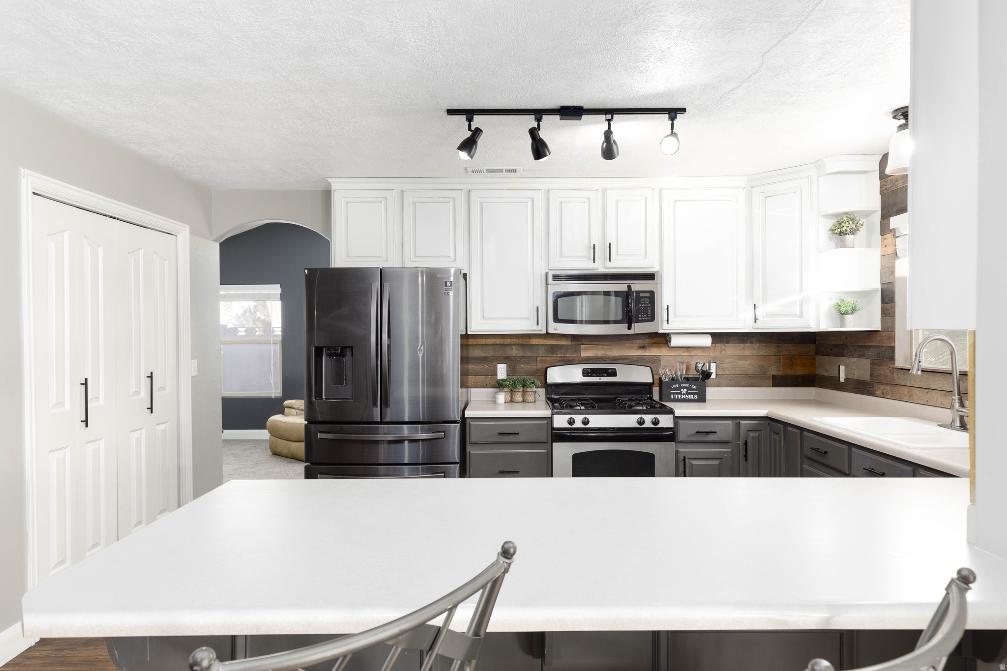 MEADOW LANE EST - Residential