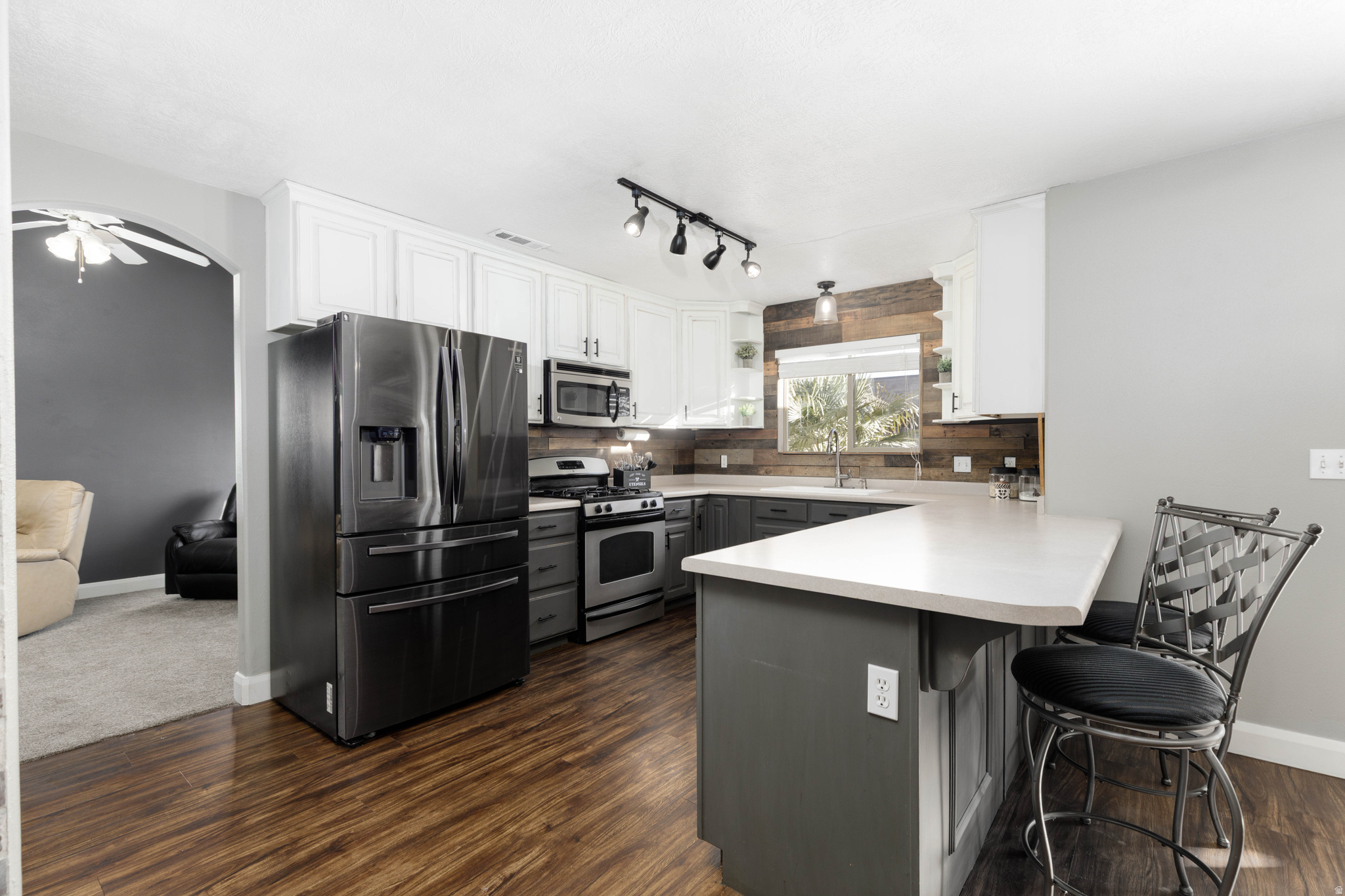 MEADOW LANE EST - Residential