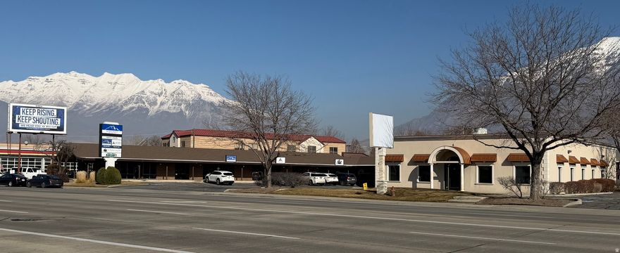 Square footage figures are provided as a courtesy estimate only and are based on measured square footage.  Buyer is advised to obtain an independent measurement.