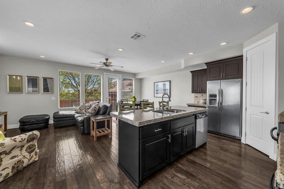 CORAL RIDGE TOWNHOMES PH 3-A - Residential