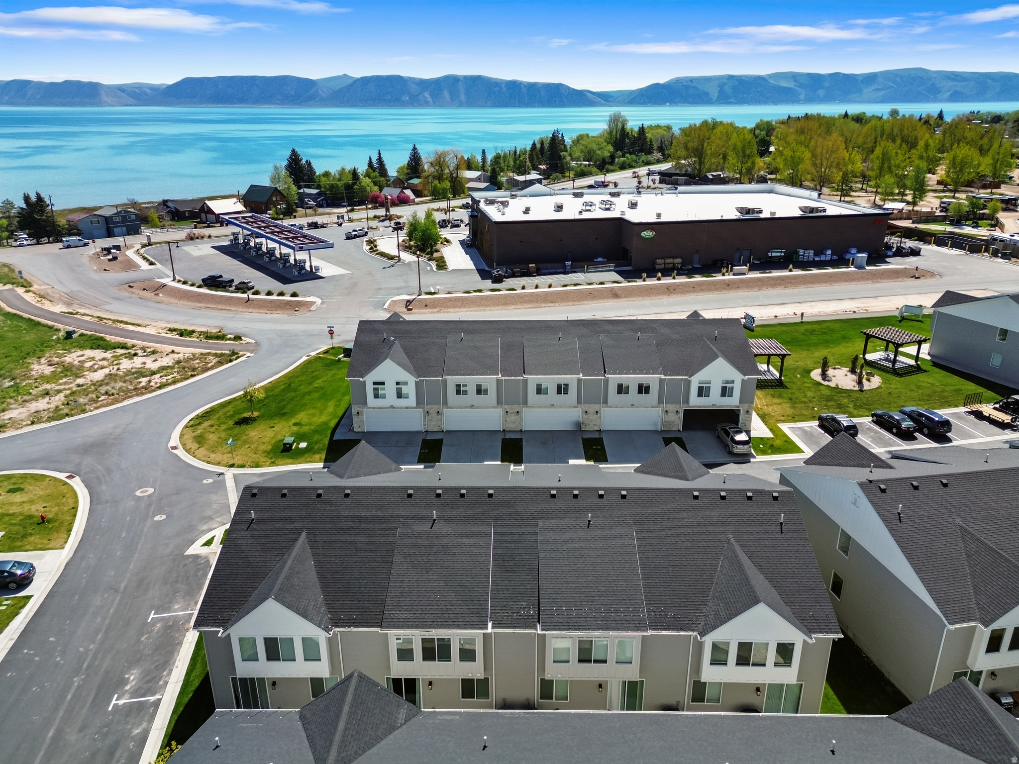 PARADISE PARKWAY - Residential