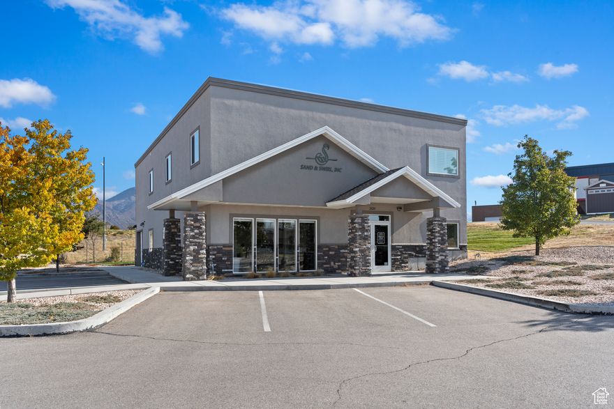 Co-Working Office Space for Lease! Private office available 212 SF. Rent includes all utilities and shared breakroom, restroom, and gathering space. Windows throughout provide lots of natural light. Conveniently located near OCIP, freeway, and major roads. Ogden City HUBZone Certified. Zoned Ogden City M-1.