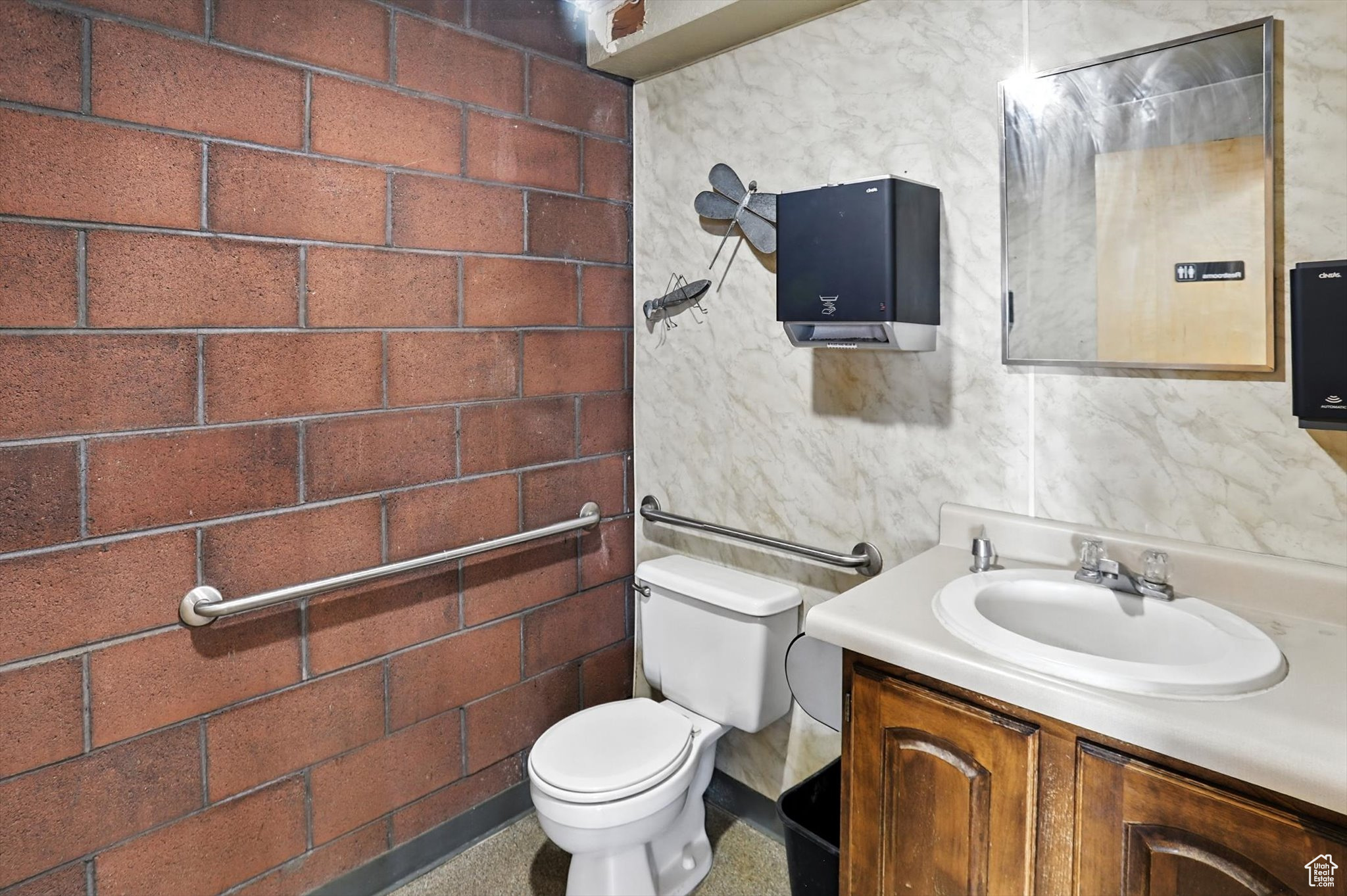 Main image without alt text