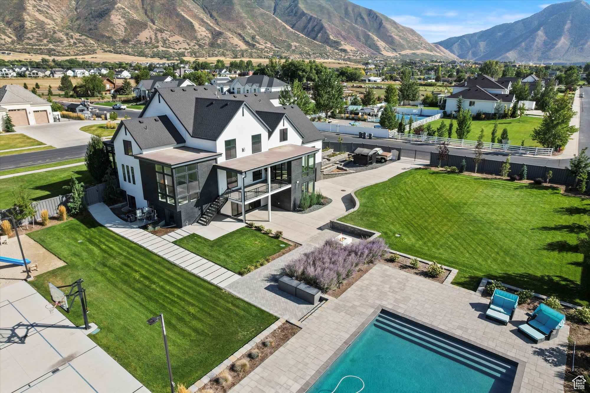 EMERALD ESTATES - Residential