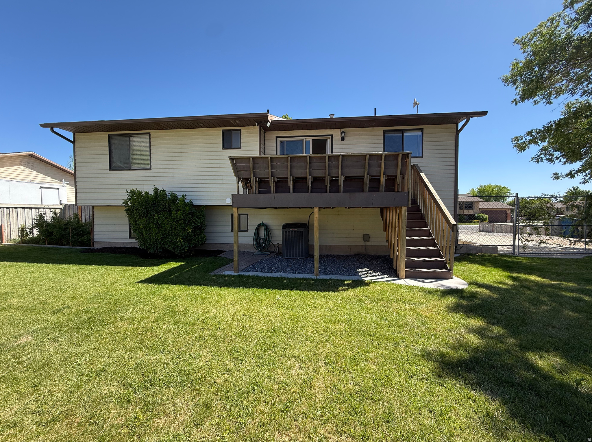 COUNTRY MEADOW - Residential