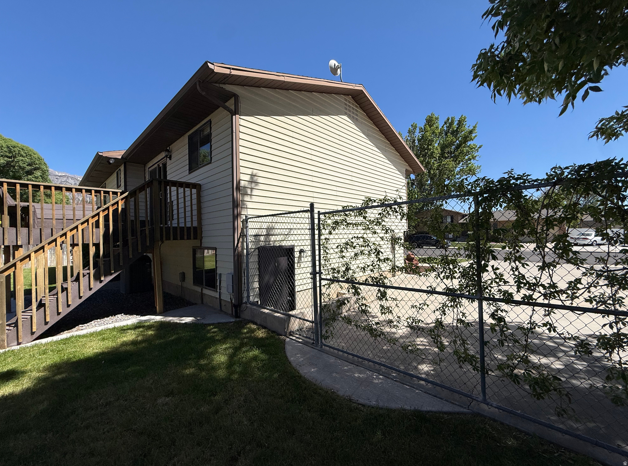 COUNTRY MEADOW - Residential