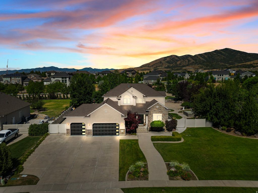 Photo of 11597 N SUNSET HILLS DR, Highland, UT 84003 (MLS # 2139075)