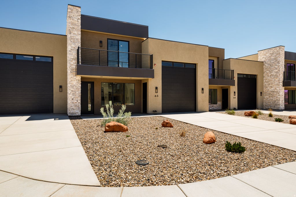Photo of 425 W MOMORI CIR #A5, Kanab, UT 84741 (MLS # 2174018)