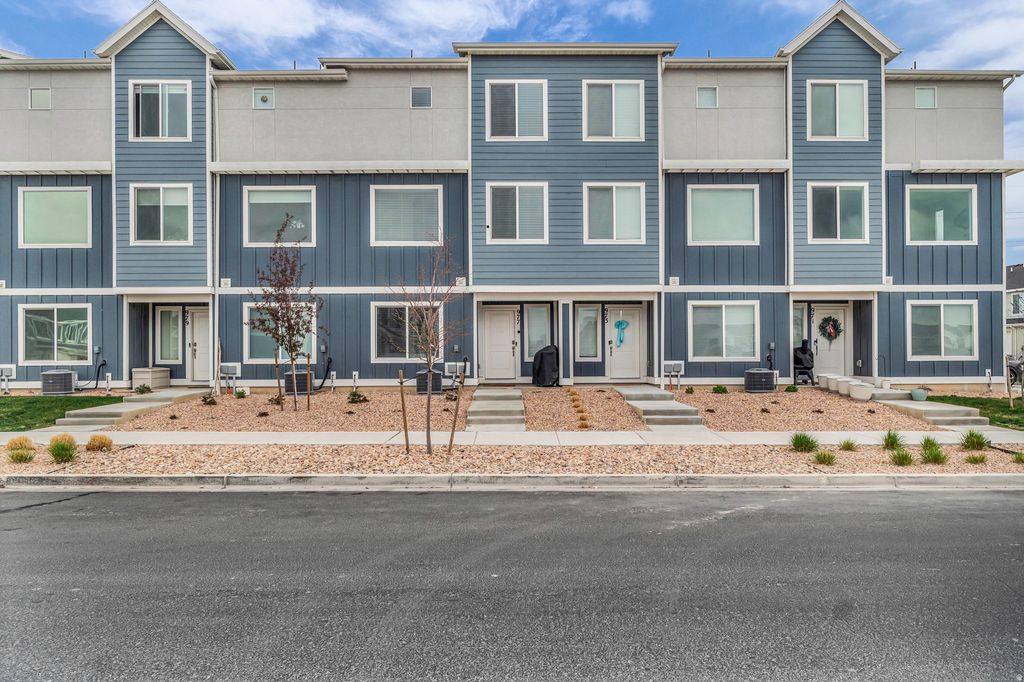 Photo of 977 E SEASIDE ST #1896, Saratoga Springs, UT 84045 (MLS # 2147943)