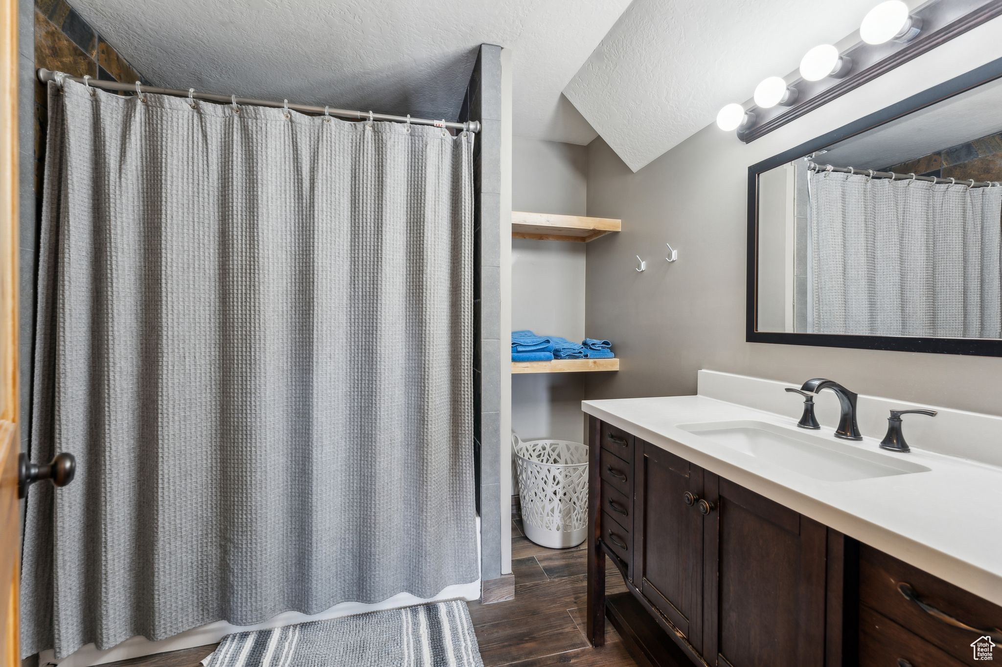 HIDDEN HOLLOW ESTATE - Residential