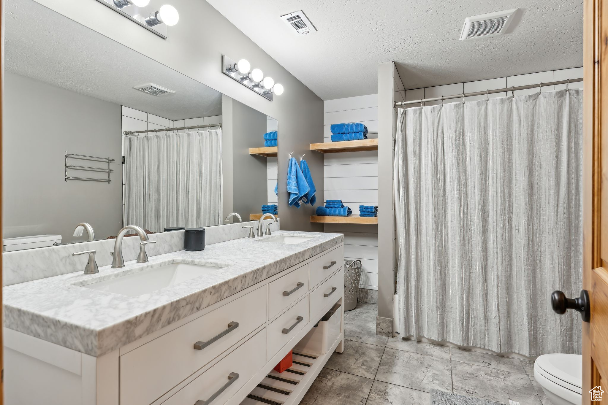 HIDDEN HOLLOW ESTATE - Residential