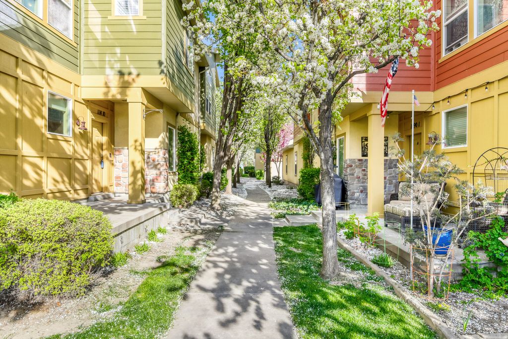 Photo of 1114 N SHEPARD CREEK PKWY #10, Farmington, UT 84025 (MLS # 2147251)