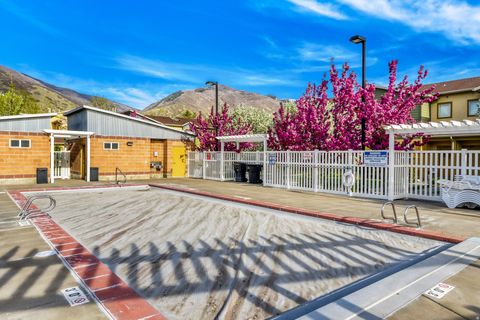 Tiny photo for 1114 N SHEPARD CREEK PKWY #10, Farmington, UT 84025 (MLS # 2147251)