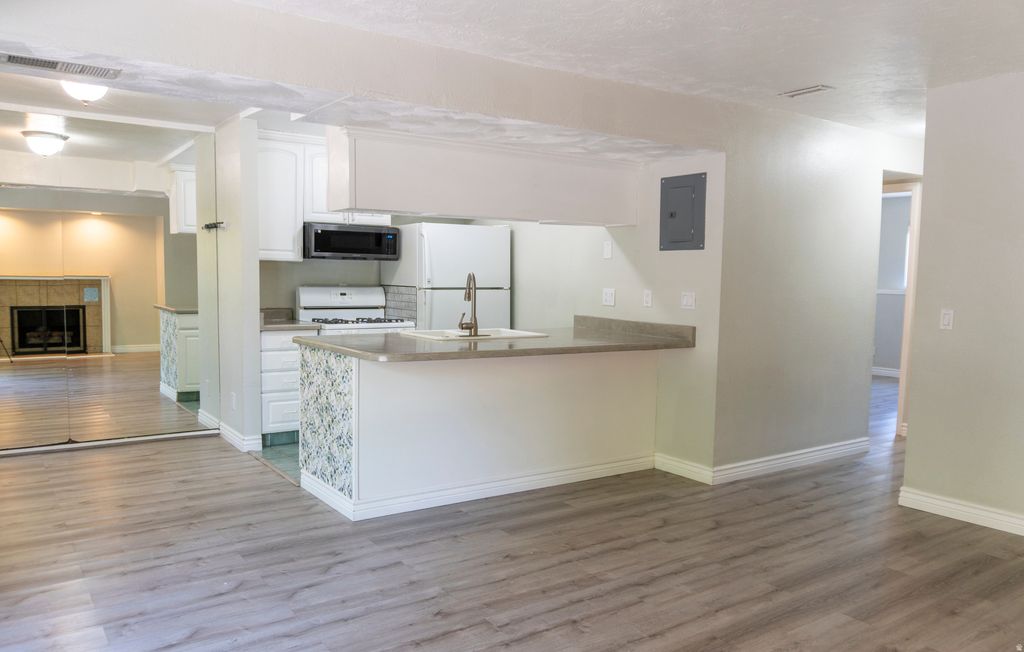 Photo of 436 CREEKSIDE CIR #B, Murray, UT 84107 (MLS # 2157129)