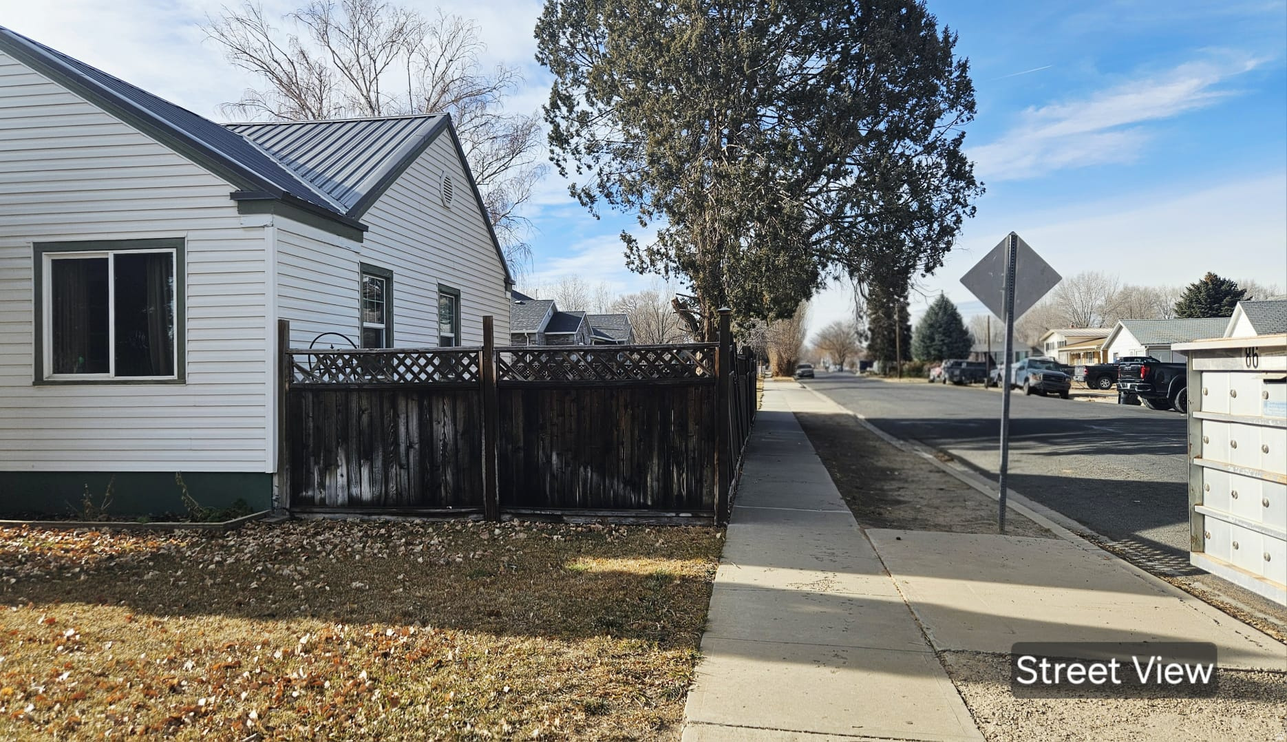 Main image without alt text