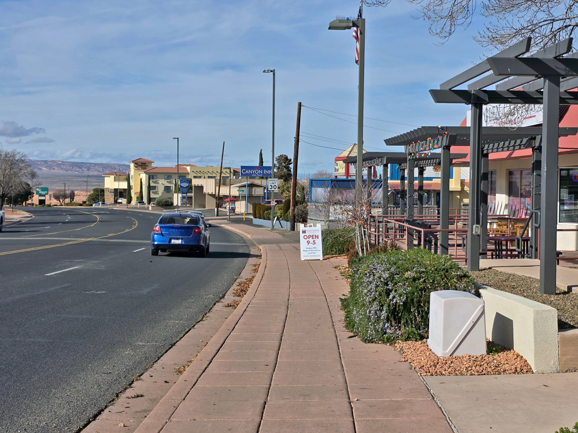 Main image without alt text