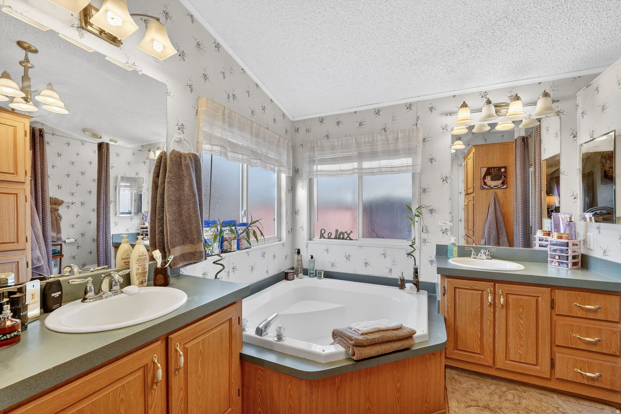 ROLLING HILLS - Residential