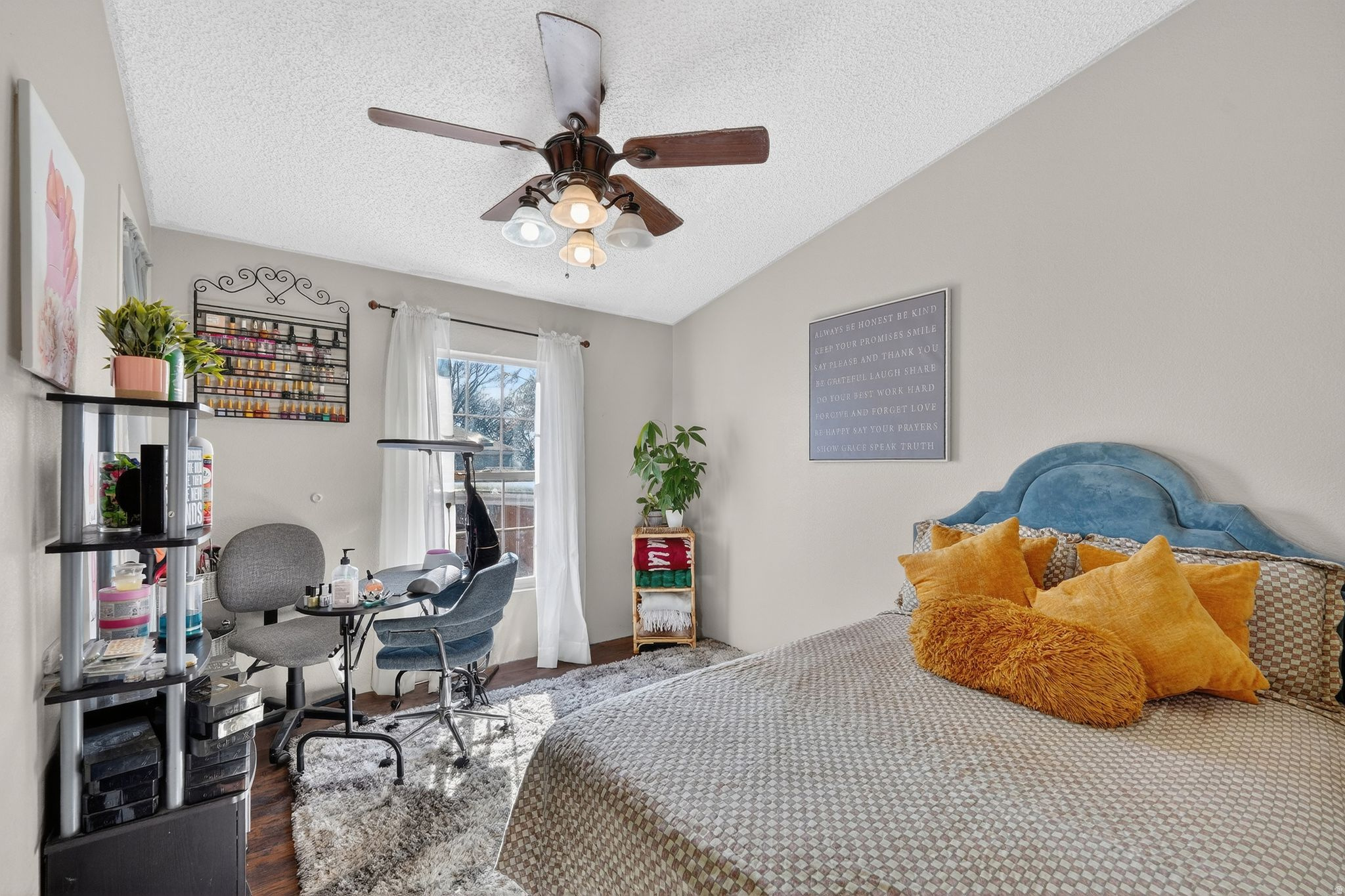 ROLLING HILLS - Residential