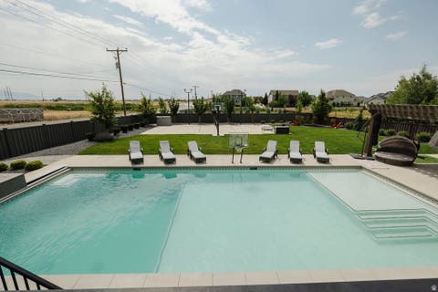 Tiny photo for 924 S COUNTRY LN, Farmington, UT 84025 (MLS # 2172078)