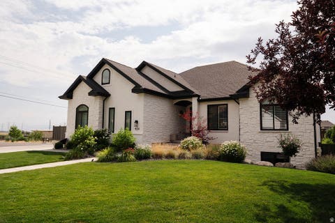 Tiny photo for 924 S COUNTRY LN, Farmington, UT 84025 (MLS # 2172078)