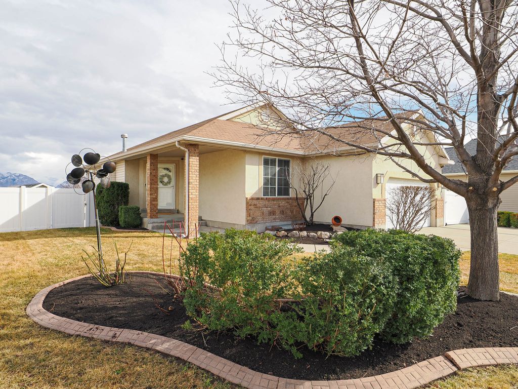 Photo of 5975 S RIDGE FLOWER WAY W, Salt Lake City, UT 84118 (MLS # 2138065)