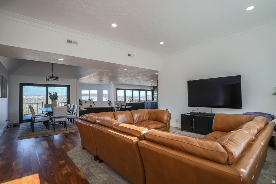 BLOOMINGTON HILLS - Residential