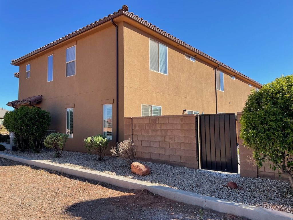 Photo of 2577 N BELLA VISTA DR, Santa Clara, UT 84765 (MLS # 2121580)