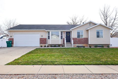 Photo of 943 W 60 N, Layton, UT 84041 (MLS # 2124898)