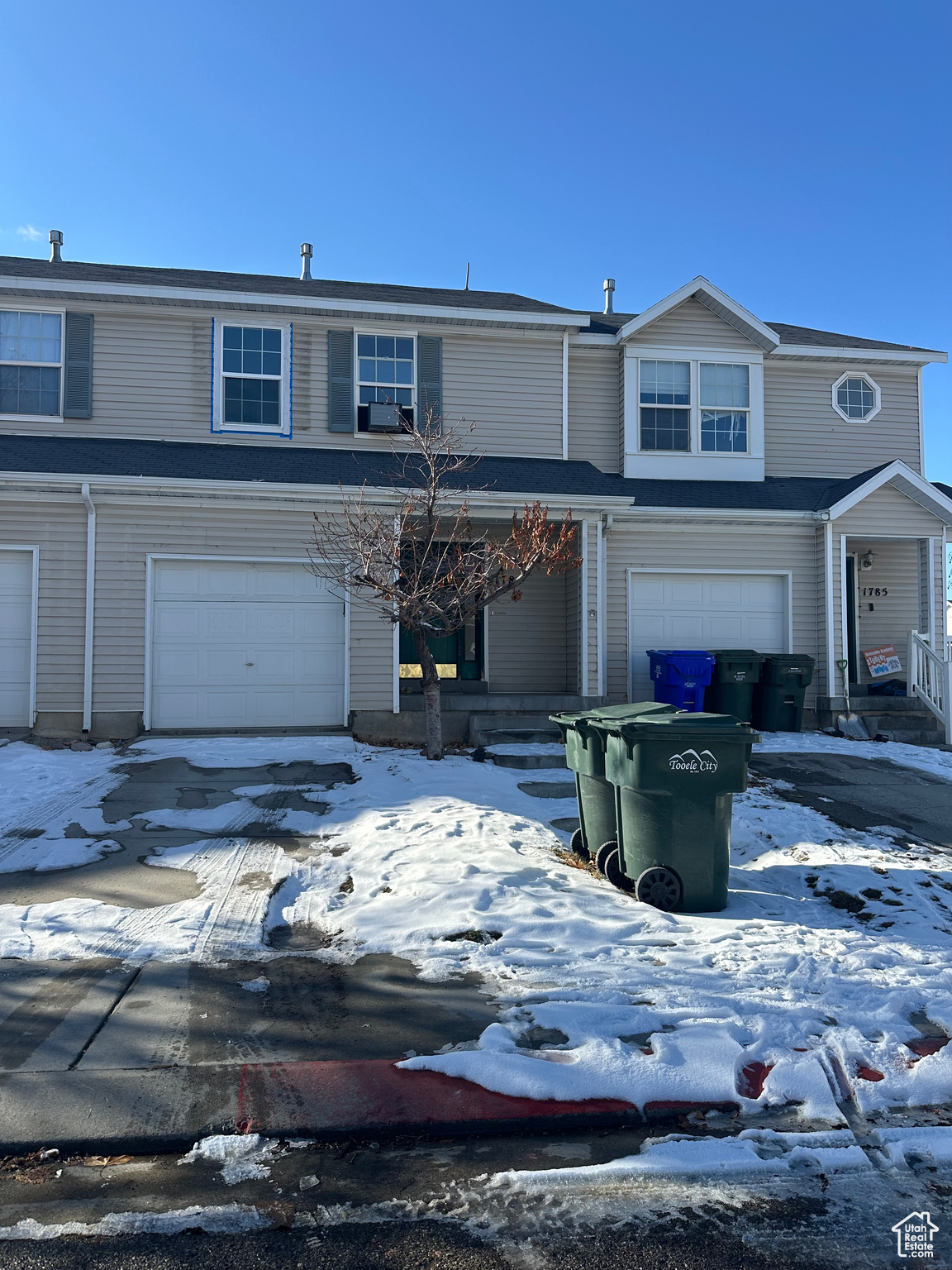 THIS CONDO HAS NEW CARPET AND NEW PAINT, WITH LARGE BEDROOMS AND A WALK IN CLOSET IN THE MASTER AND A FINISHED BASEMENT  MAKES THIS A GREAT STARTER HOME OR INVESTMENT PROPERTY.  THIS CONDO IS PRICED TO SELL.