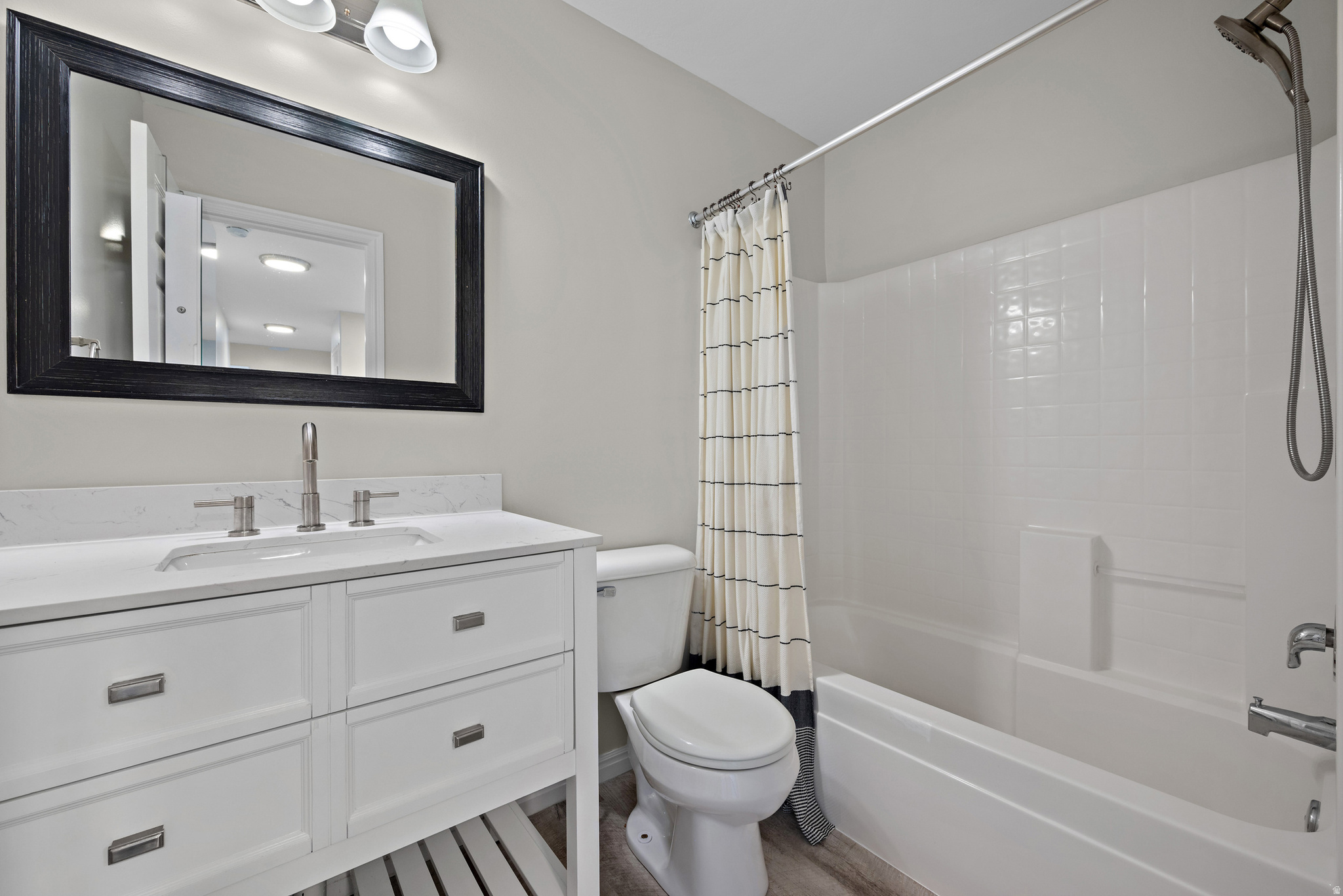 NORTH LAKE - Residential