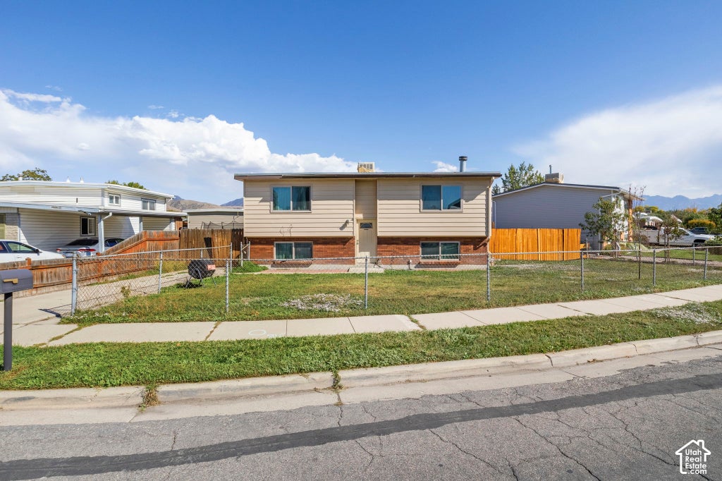 Photo of 1880 W NORTHSTAR DR, Salt Lake City, UT 84116 (MLS # 2190660)
