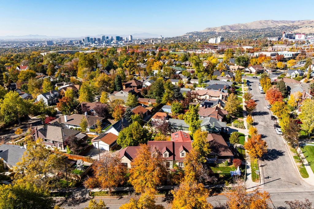 Photo of 966 S DIESTEL RD, Salt Lake City, UT 84105 (MLS # 2144003)