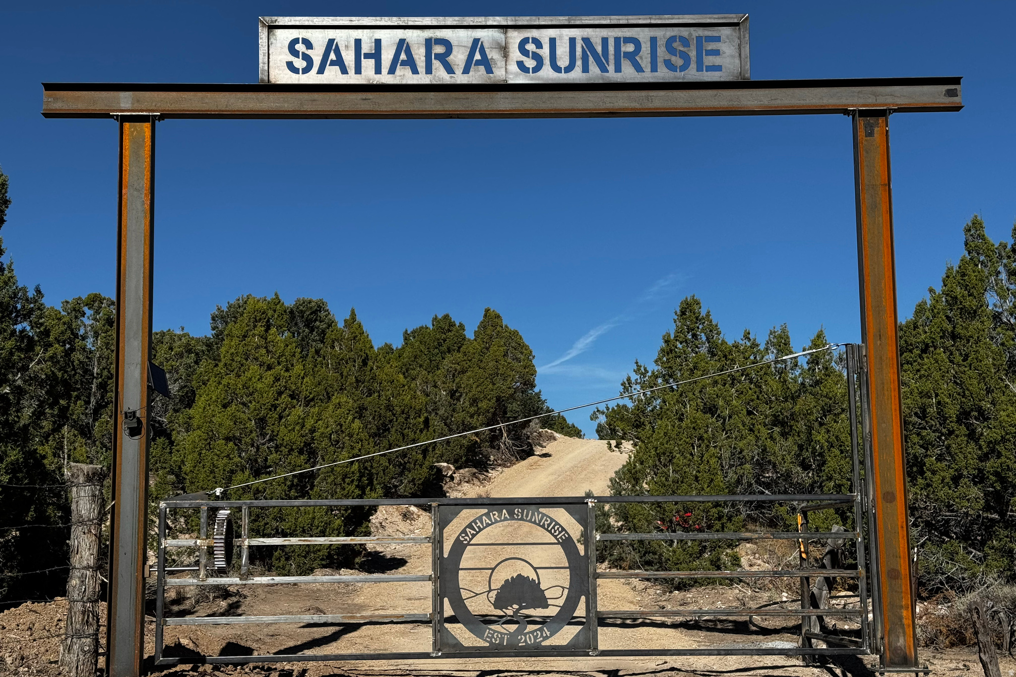 SAHARA SUNRISE - Land