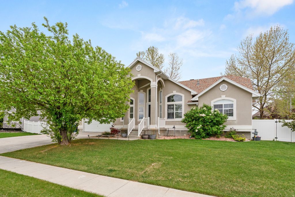 Photo of 257 W LAKESIDE DR, Stansbury Park, UT 84074 (MLS # 2152785)
