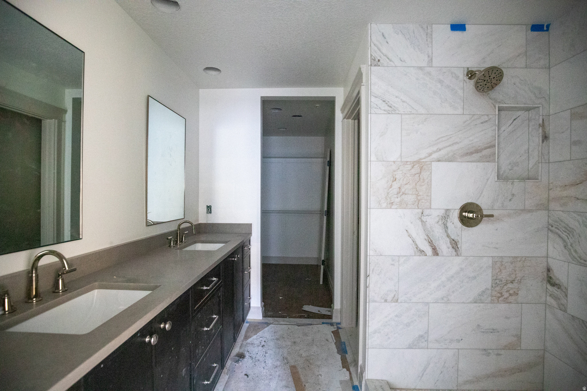 THE IRIS - Residential