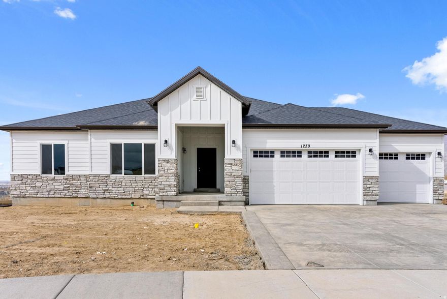OPEN HOUSE FRIDAY 10am-4pm Feb 12! The "Caldwell" Great use of floor plan. Stunning views of the mountains and valley at the Oakridge Cove community. Upgrade to Carlisle $770k. $10K in closing costs with the builder's preferred lender! Rates are subject to change, and subject to loan approval. Call/text a Salisbury agent today for more info about this or any other model that we can build you at this one-of-a-kind Spanish Fork community! Buyer to verify all info