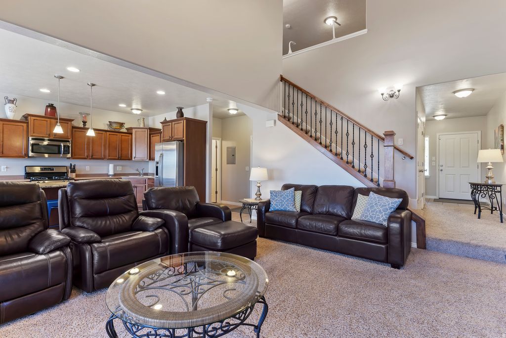 Photo of 979 W WILLOW GREEN WAY, Farmington, UT 84025 (MLS # 2149082)