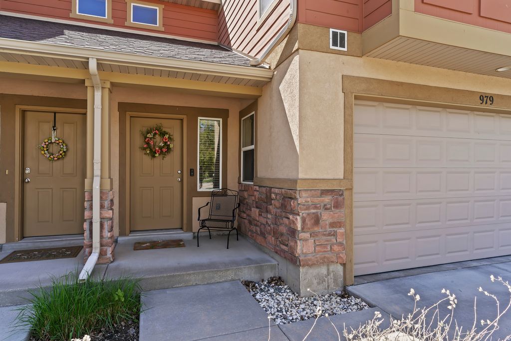 Photo of 979 W WILLOW GREEN WAY, Farmington, UT 84025 (MLS # 2149082)