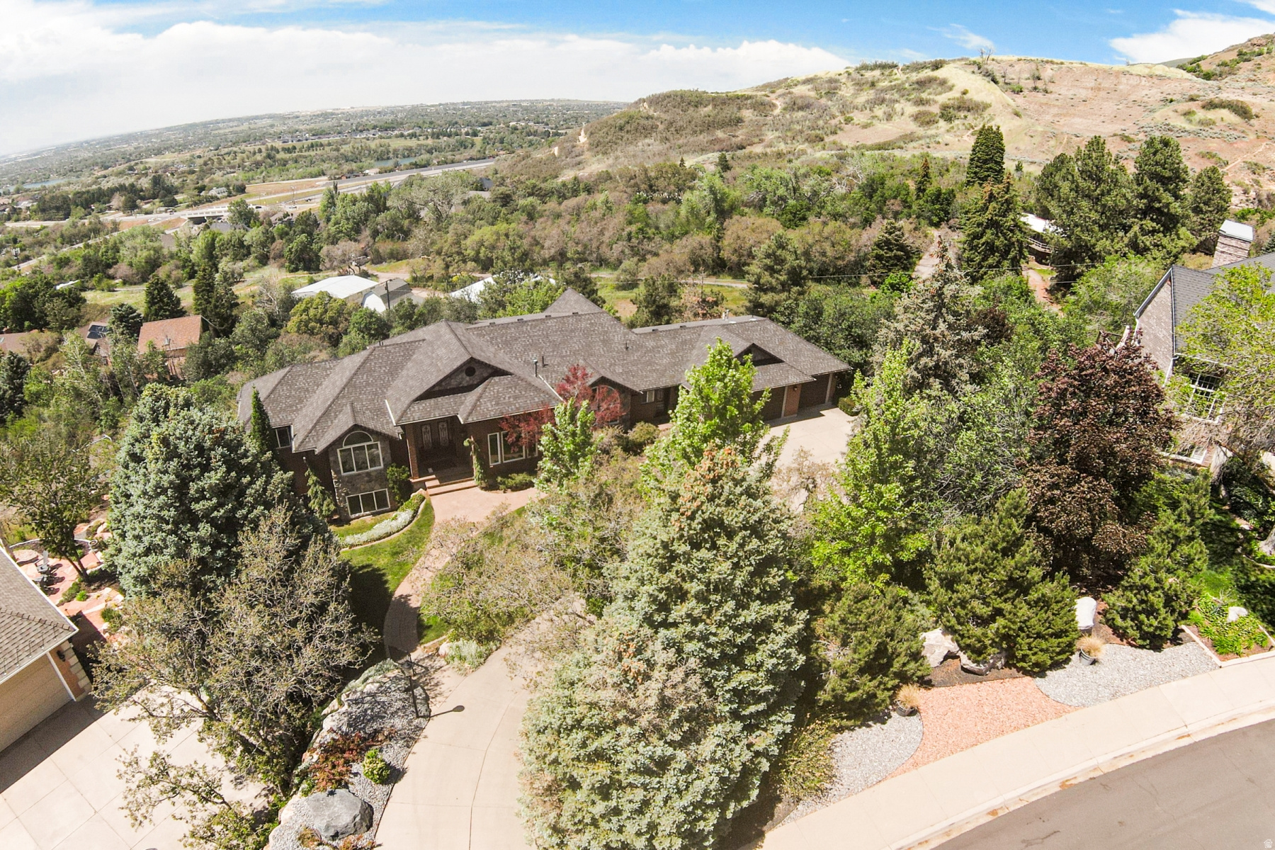 TWIN PEAKS COVE - Residential