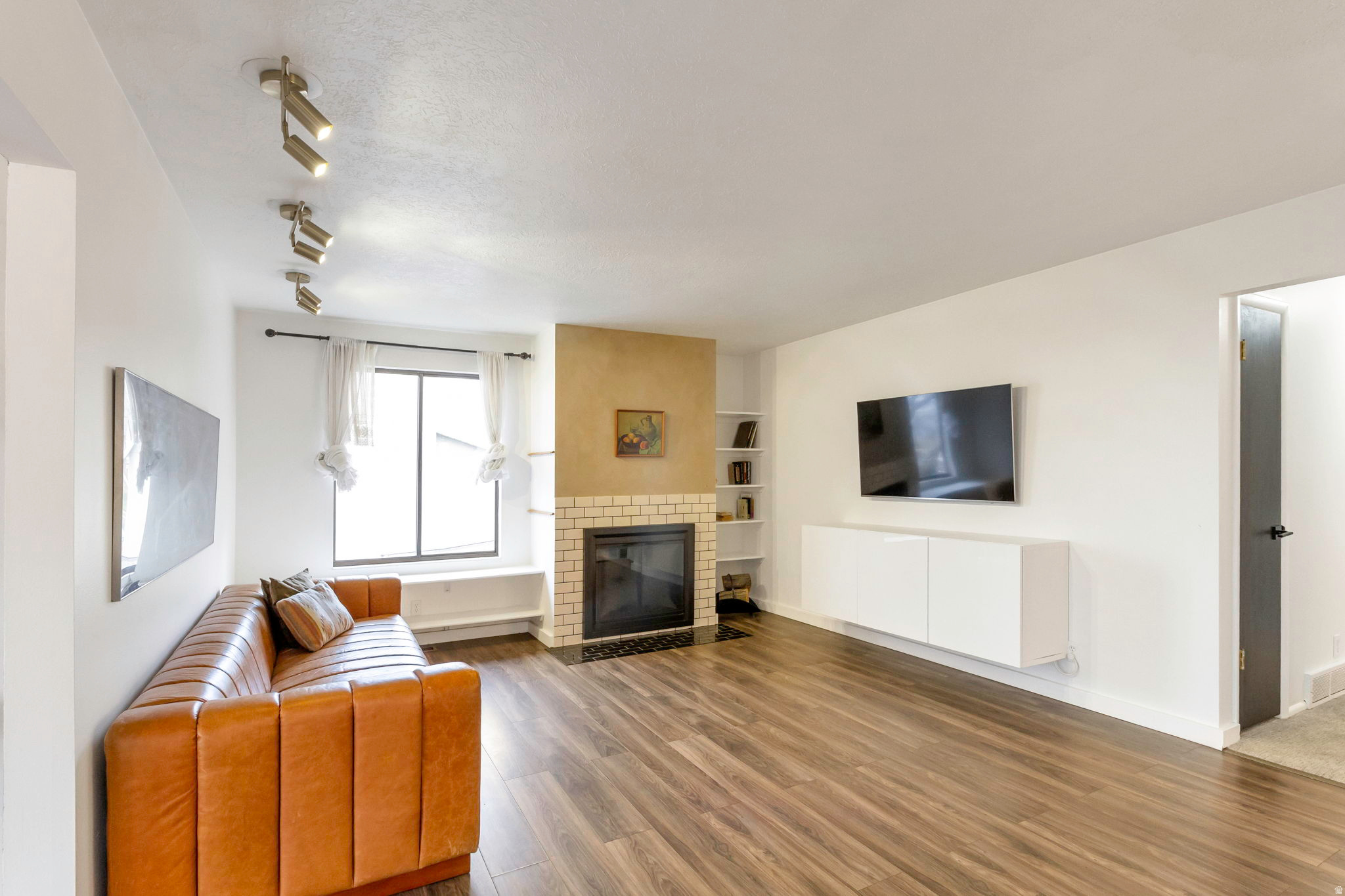 CONTINENTAL ESTATES - Residential