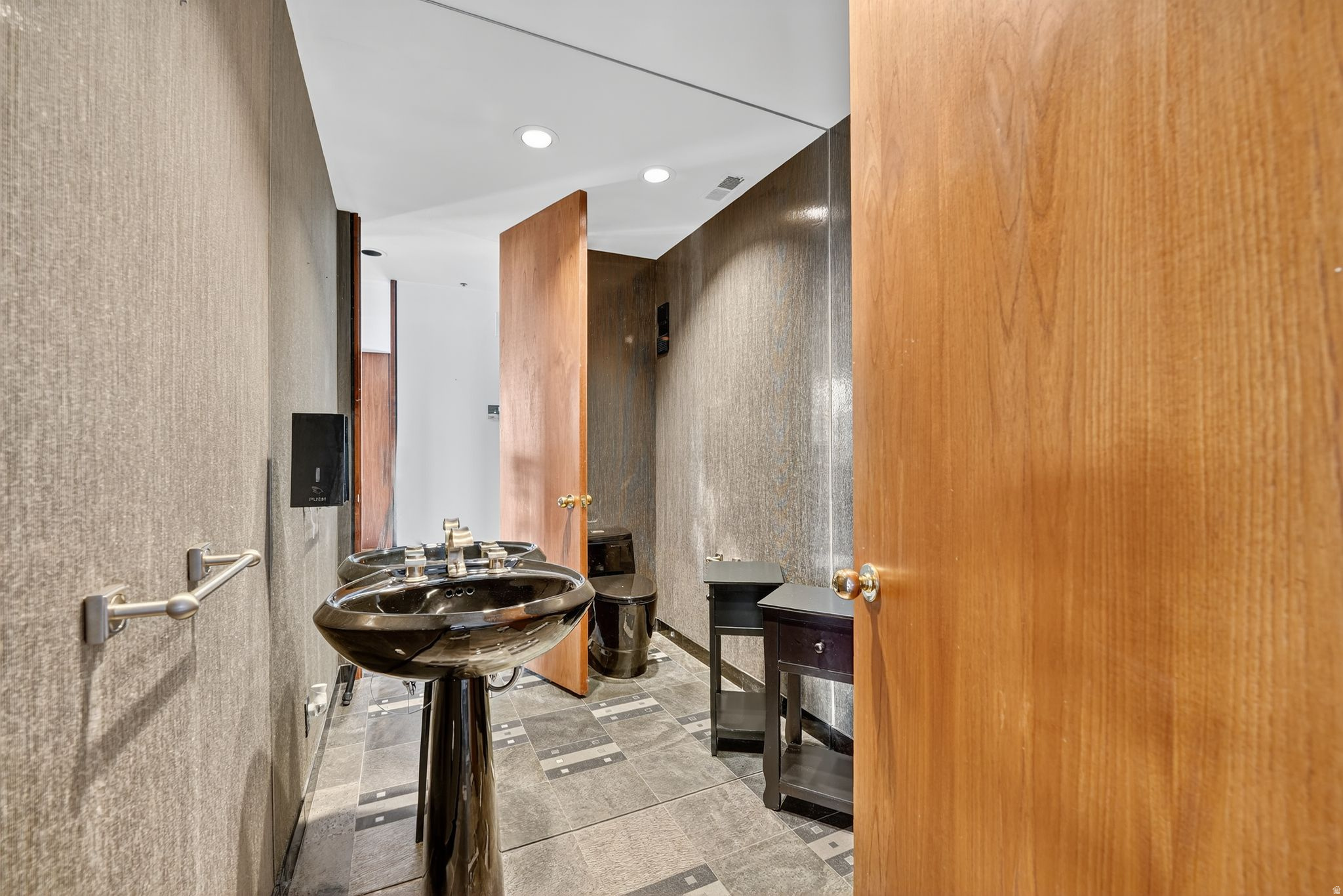 AMERICAN TOWERS - Residential