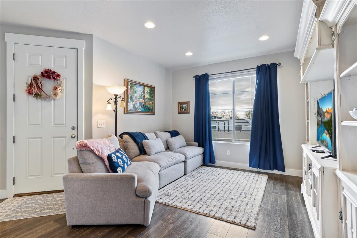 YALE CREST - Residential