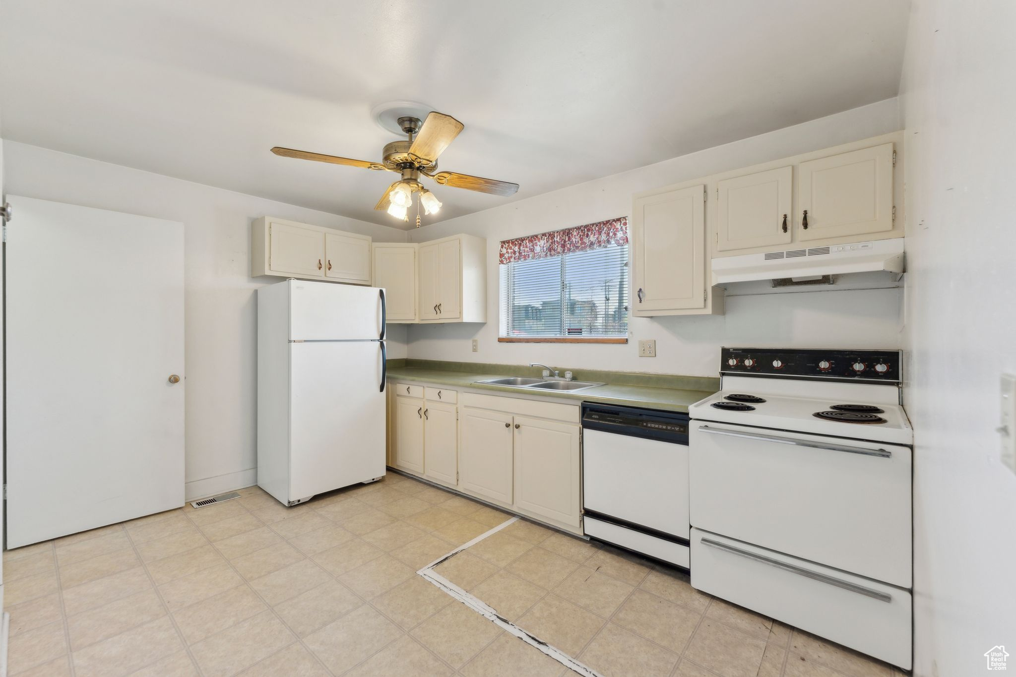 Midvale, Utah 84047, United States, 6 Bedrooms Bedrooms, ,3 BathroomsBathrooms,Residential,Pending,122513