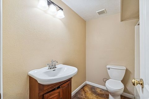 Tiny photo for 664 N 300 E, Kaysville, UT 84037 (MLS # 2121047)