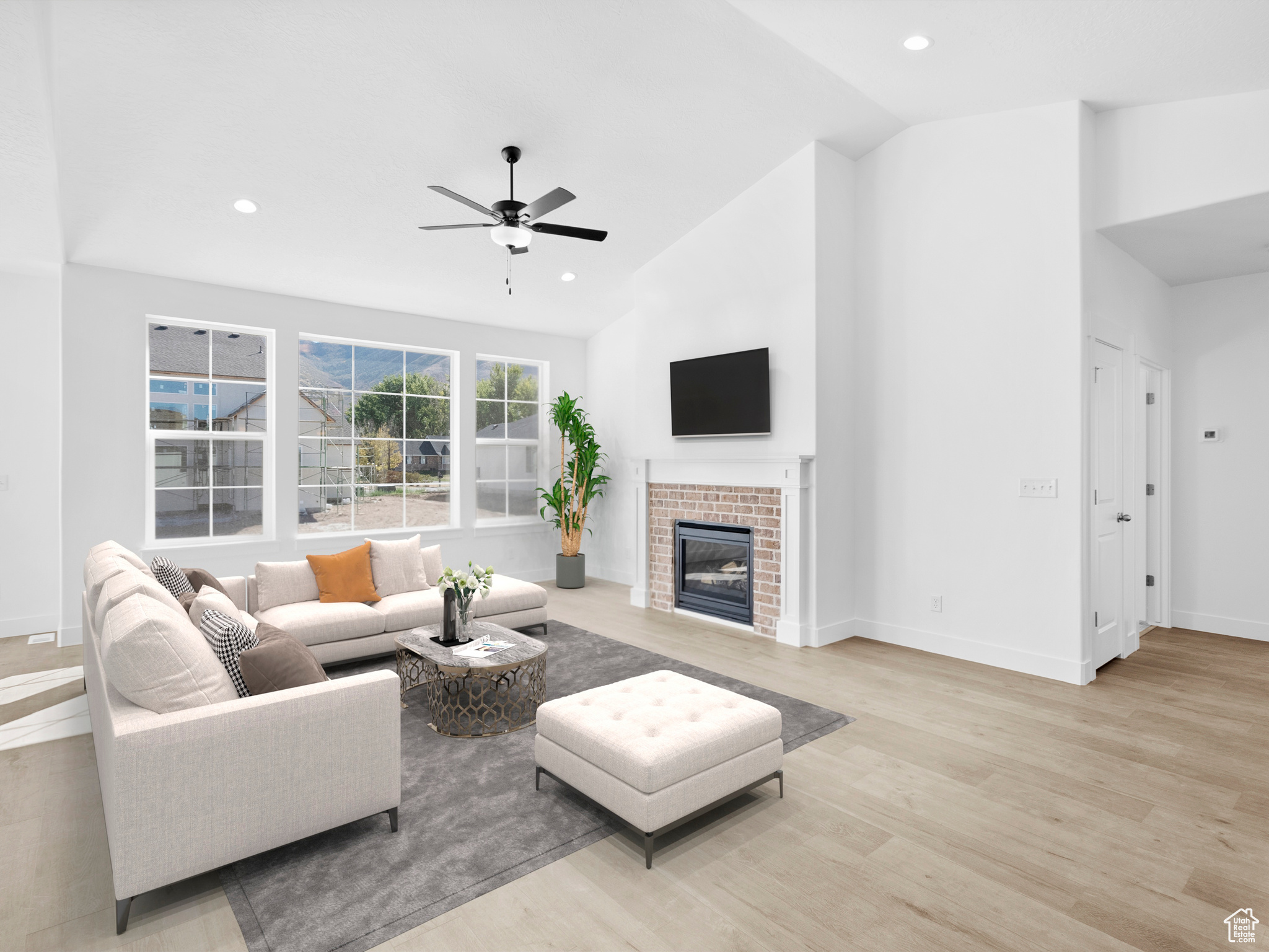 BROAD HOLLOW - Residential